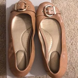 Cute buckle tan flats!